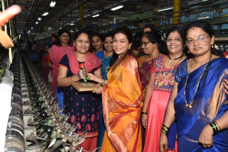 संगीता अहिर यांची महिला टाटा मिलवर्कर्सना  भेट