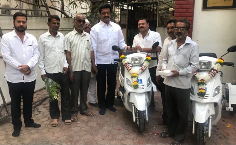 खासदार निधीतून दिव्यांगांना स्कूटर भेट
