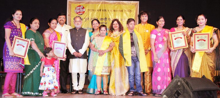 ” या मातांना, या मुलांना आपणच हातात हात घेऊन पुढे जाऊ या “