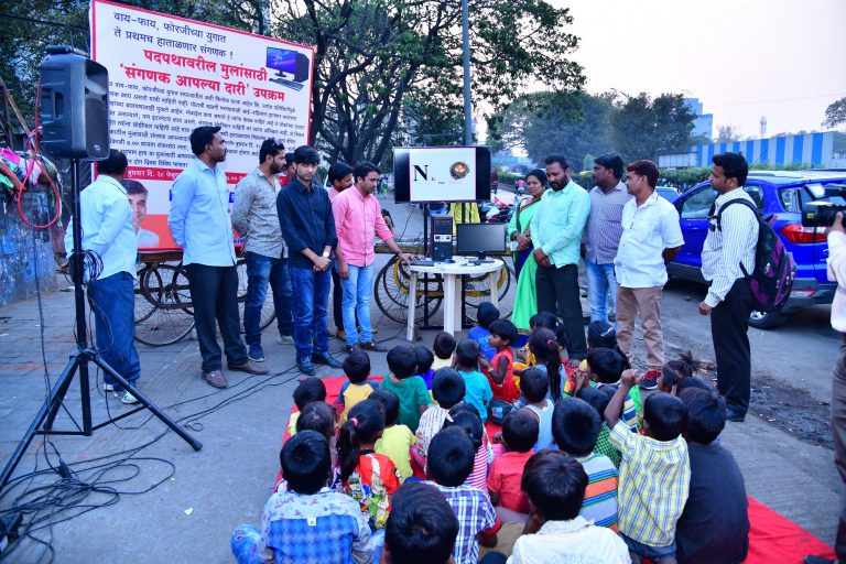 वाय -फाय ,फोरजीच्या युगात  ‘त्यांनी ‘प्रथमच हाताळला संगणक !
