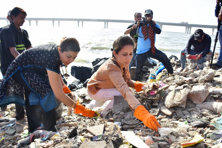 वरळी कोळीवाडा समुद्रकिनाऱ्यावरील स्वच्छता मोहिमेसाठी   सचिन आणि संगीता अहिर यांबरोबर  रूबल नागीचा सहभाग