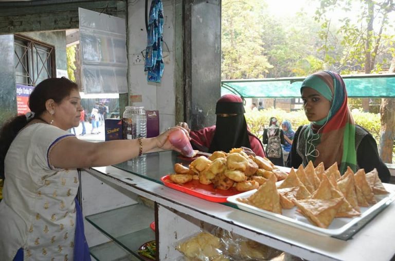 महिलांनी विद्यार्थीनींसाठी चालविलेल्या कॅन्टीन मध्ये ‘महिला दिनी ‘ प्रत्येक डिश बरोबर पेढे आणि अत्तर वाटप !