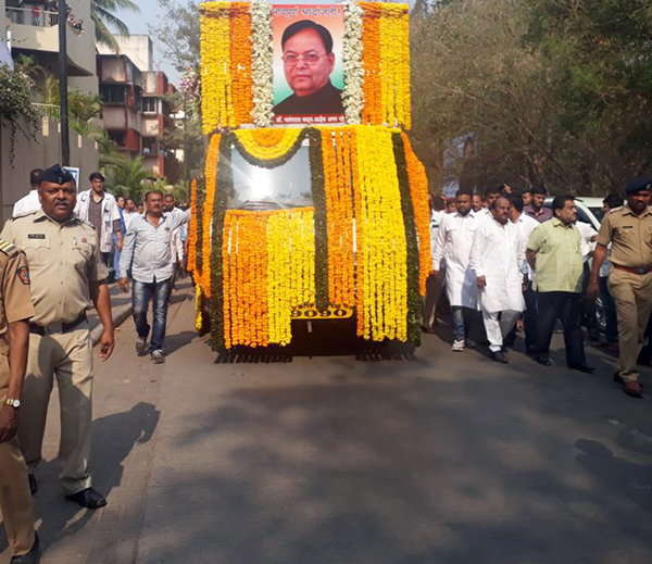 पुण्यात साश्रुनयनांनी पतंगराव कदम यांच्या पार्थिवाचे  घेतले अंत्यदर्शन