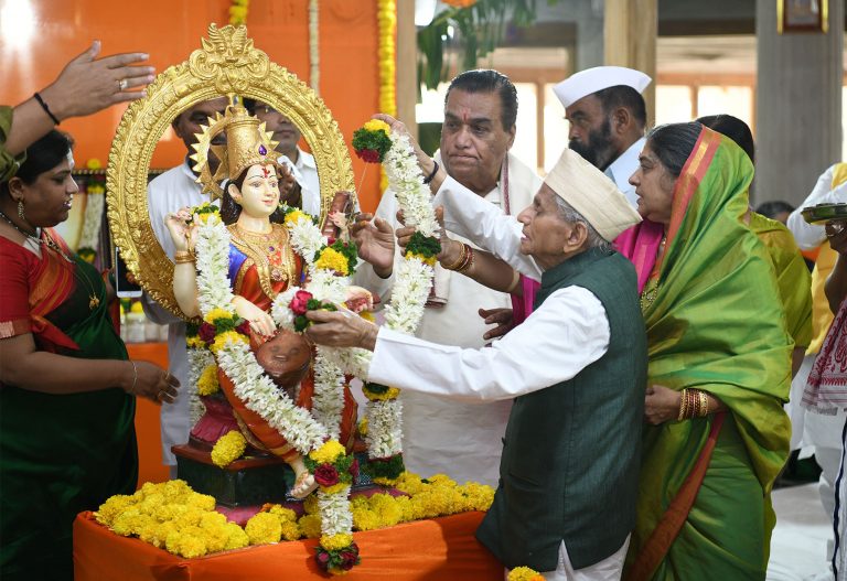 एमआयटीतर्फे जगातील सर्वात मोठ्या घुमटात  धार्मिक वातावरणात श्री सरस्वतीदेवीच्या मूर्तीची स्थापना