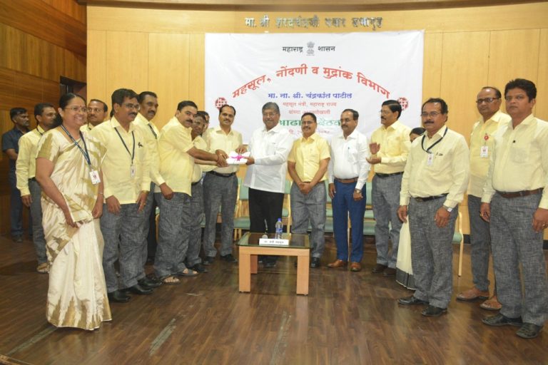 नोंदणी व मुद्रांक विभागाचे प्रश्न सोडविण्यासाठी प्रयत्न करणार -महसूल मंत्री चंद्रकांत पाटील