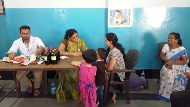 आम आदमी पार्टी व शेठ ताराचंद हॉस्पिटल यांच्या संयुक्त विद्यमाने  मोफत आरोग्य तपासणी व औषधे वाटप