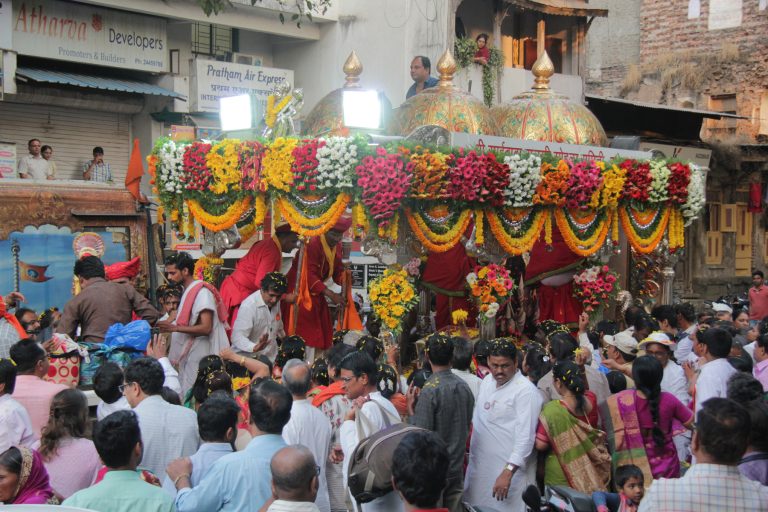 साईबाबांच्या पादुकांचे उत्साहात स्वागत