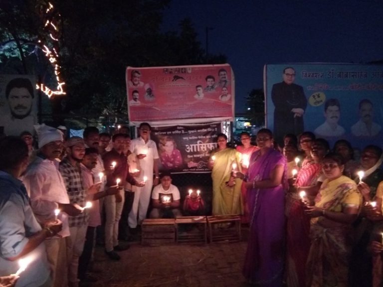 असीफाला मेणबत्त्या पेटवून भावपूर्ण आदरांजली