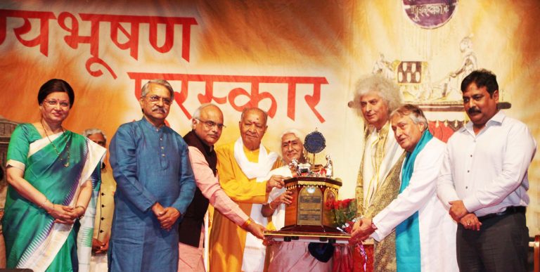 ज्येष्ठ गायिका डॉ. प्रभा अत्रे यांना 2018 चा पुण्यभूषण पुरस्कार प्रदान