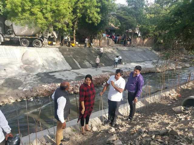 भैरोबानाल्यात सुरू असलेल्या नाला गार्डन कामाची पाहणी