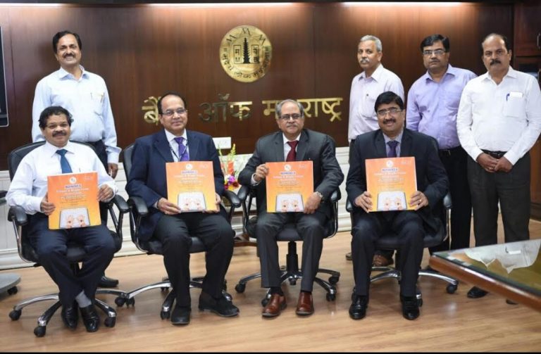 ​​ बॅक ऑफ महाराष्ट्र चे मुख्य कार्यकारी अधिकारी  रविंद्र मराठे यांचे हस्ते दृष्टि बाधित कर्मचा-यासाठी  ब्रैल लिपितील कर्मचारी टेलीफ़ोन डायरीचे अनावरण