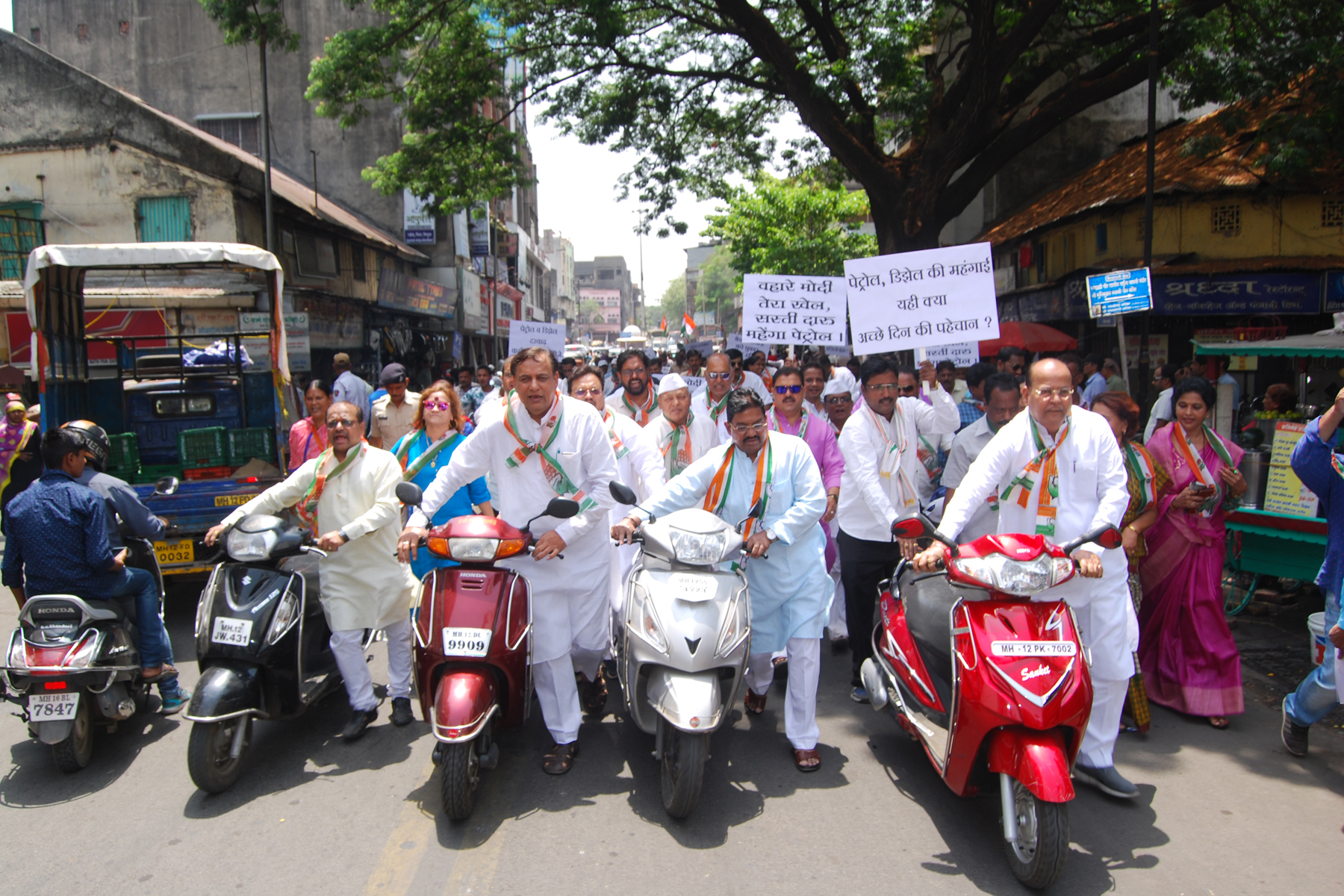 पेट्रोल - डिझेल दरवाढीच्या निषेधार्थ शहर काँग्रेस तर्फे  दुचाकी ढकल आंदोलन.