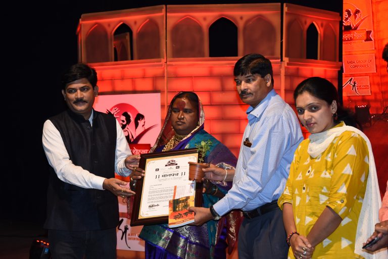 तृतीयपंथी सरपंच माऊली कांबळे यांना किन्नर सन्मान पुरस्कार