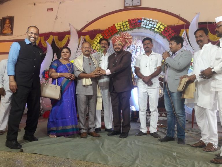 विवाह प्रसंगी नवदाम्पत्यांनी घेतली, आत्महत्याग्रस्त शेतकऱ्यांच्या 4 मुलांची शैक्षणिक जबाबदारी