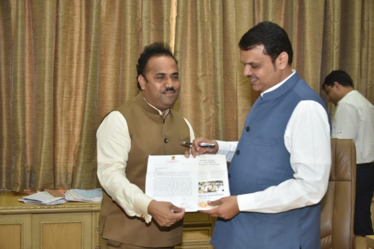 पुण्यात हज हाऊस व हज यात्रेसाठी विमानसेवा सुरु होणार!मुख्यमंत्र्यांचे  खासदार संजय काकडेयांना आश्वासन-