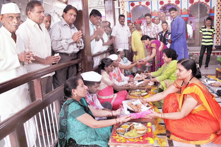 अंध जोडप्यानी लुटला अधिकमासातील धोंड्याचा आनंद व पाहुणचार