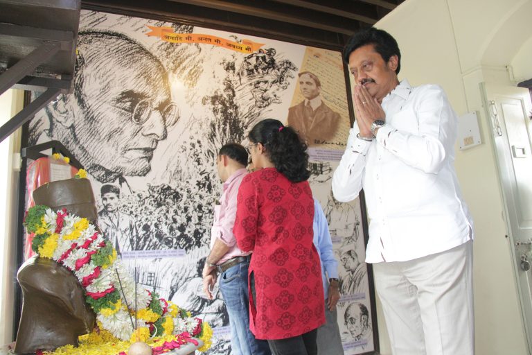 स्वातंत्र्यवीर सावरकरांना अभिवादन, ऐतिहासिक खोली पाहण्यासाठी गर्दी