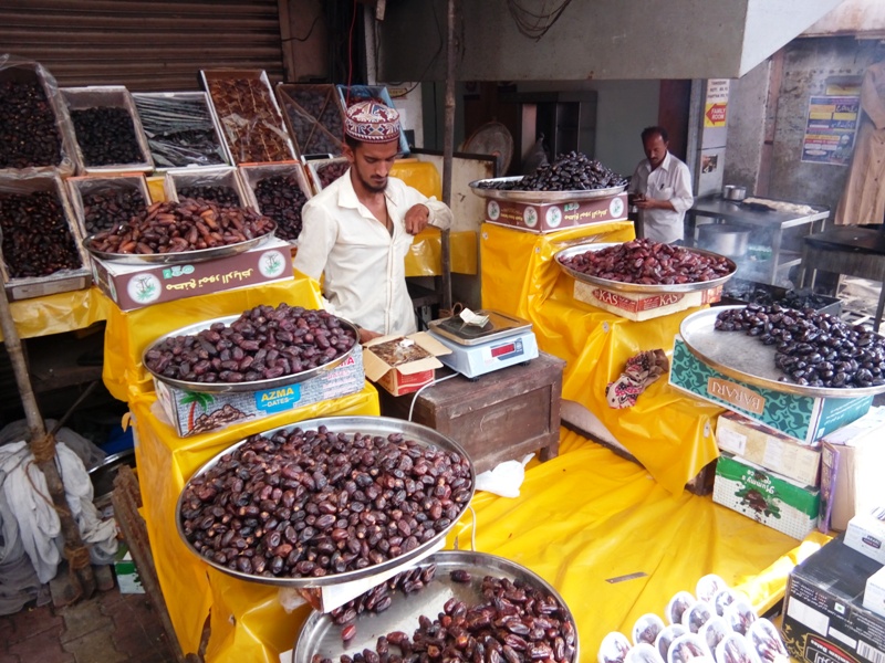रमजानच्या उपवासानिमित्त बाजारपेठेत ७० प्रकारचे खजूर बाजारात
