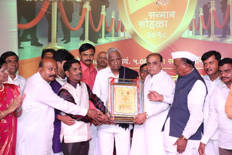 धनगर माझा जीवन गौरव पुरस्काराने मी भारावून गेलो आहे – आ. गणपतराव देशमुख