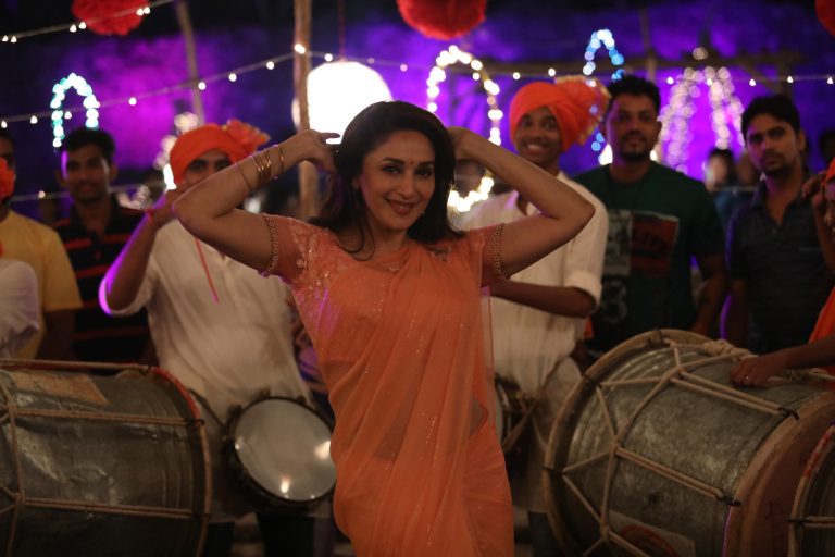 माधुरी म्हणते ‘होऊन जाऊ द्या!’