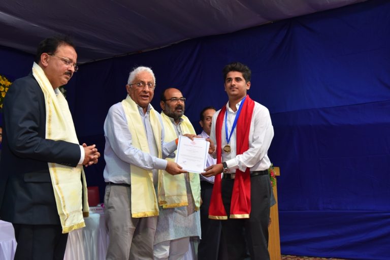 वालचंद कॉलेजतर्फे 8वा ग्रॅज्युएशन समारंभ साजरा