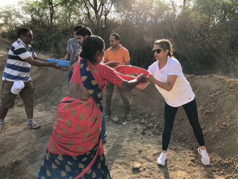 सई ताम्हणकरने पुण्याजवळच्या सुकळवाडी गावात केले श्रम