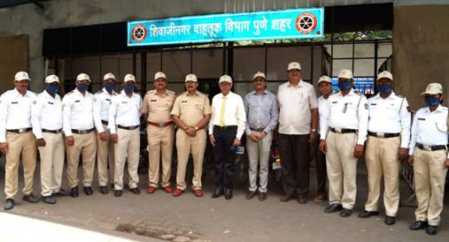 बॅंक ऑफ महाराष्ट्राने वाहतूक पोलिस अधिकार्यांना मदत करण्यासाठी कॅप्स व मास्क वितरीत केले