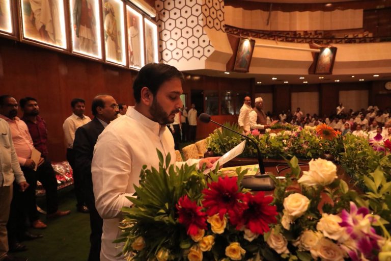 डाॅ. विश्वजीत कदम यांनी  घेतली आमदारकीची शपथ