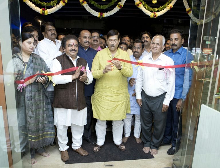 सहकारी बॅंकांनी शेवटच्या घटकापर्यंत पोहोचावे-गिरीश बापट