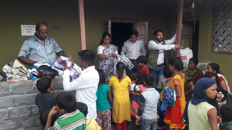 फुले शाहू आंबेडकर फौंडेशन च्या वतीने कपडे वाटप
