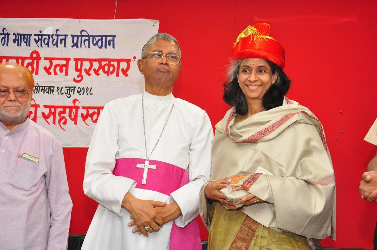 इंग्रजीच्या प्रतिष्ठेसाठी मराठीचा न्यूनगंड बाळगू नका – बिशप थॉमस डाबरे