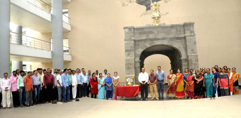 राजर्षी शाहू महाराज यांना जिल्हा प्रशासनातर्फे अभिवादन