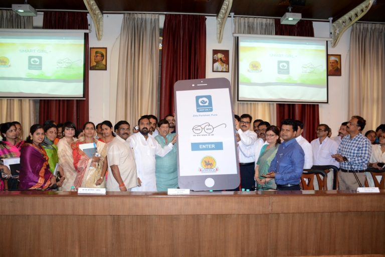 विकास कामांमध्ये लोकप्रतिनिधींना विश्वासात घ्या- पालकमंत्री गिरीश बापट