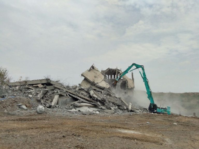 गुजर निंबाळकरवाडीत अनधिकृत शाळेचे बांधकाम पाडले- ग्रामपंचायत हद्दीतील बेकायदा बांधकामे खरेदी करू नका ;पीएमआरडीएने दिला इशारा