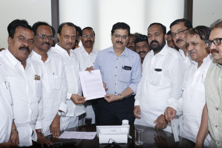 पश्‍चिम महाराष्ट्रातील जनतेच्या मागण्यांबाबतचे विभागीय आयुक्तांना निवेदन सादर