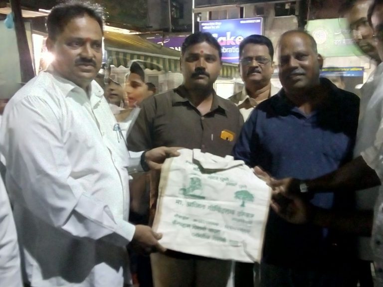 नगरसेवकाने वाटल्या 4 हजार कापडी पिशव्या