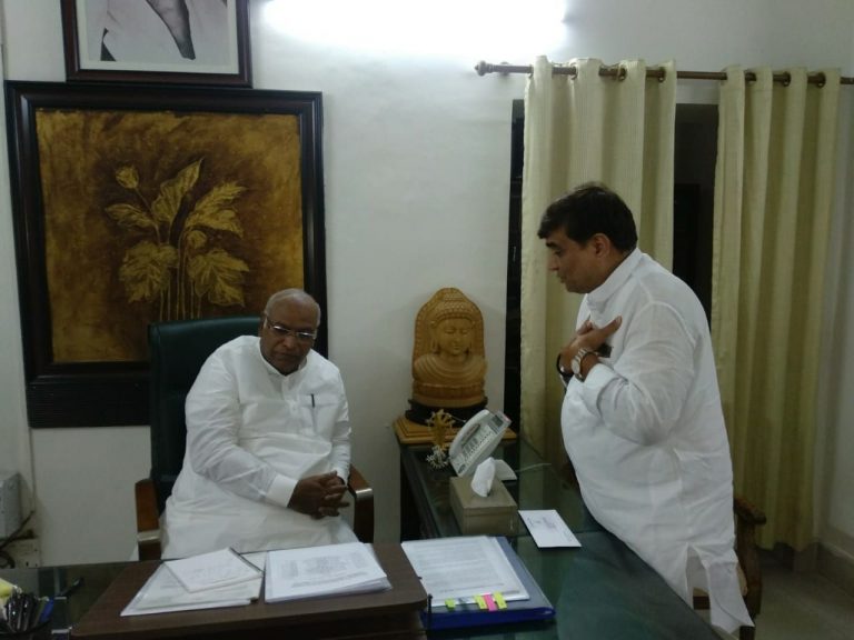 प्रभारी खर्गेंची भेट  घेतली आबा बागुलांनी..विधानपरिषदेचे वारे