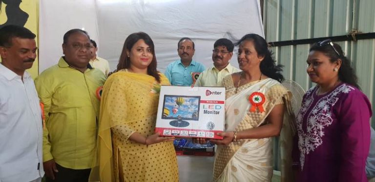 महर्षी अण्णासाहेब शिंदे प्राथमिक  शाळेस संगणक भेट