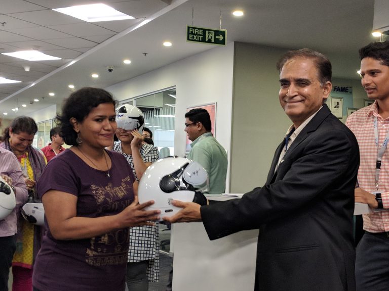 मेट्रो तर्फे कर्मचाऱ्यांना हेल्मेट वितरण