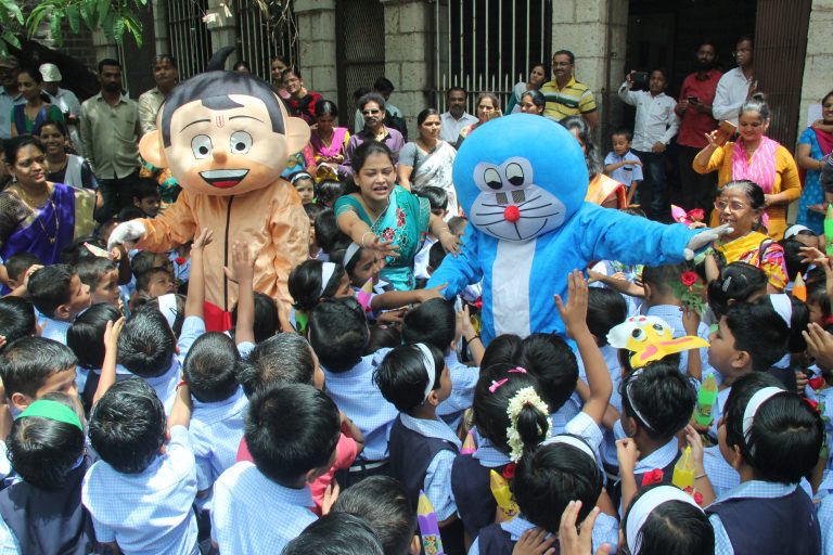 डीईएसमधील शाळांमध्ये पहिला दिवस उत्साहात