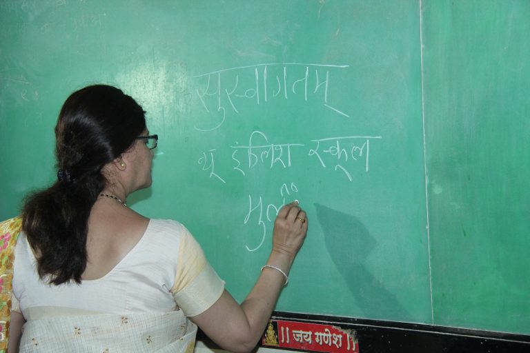 महापौर मुक्ता टिळकांनी घेतला मुलींचा पहिला तास