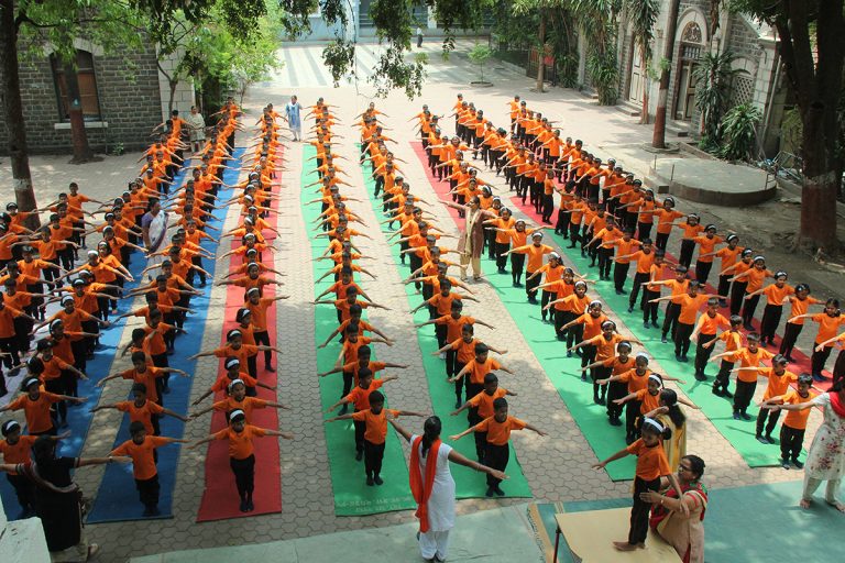 डेक्कन एज्युकेशन सोसायटीच्या विविध शाळांतून योगदिन साजरा…