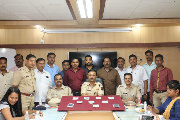 कल्याण येथून पुण्यात येऊन सोनसाखळी चोरणाऱ्या दोघांना पोलिसांनी  पकडले.