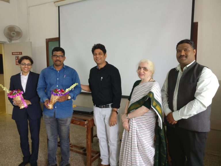 कर्वे समाज सेवा संस्थेच्यावतीने सेट परीक्षा उत्तीर्ण विद्यार्थ्यांचा सत्कार