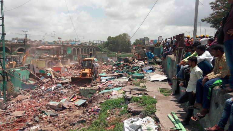 बोपोडी गांधीनगरवर पोलीस बंदोबस्तात कारवाई