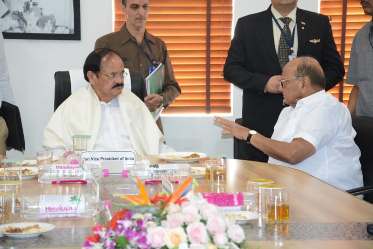 उपराष्ट्रपती एम.व्यंकय्या नायडू यांनी बारामतीतून  घेतली नावीन्यपूर्ण प्रयोगांची माहिती