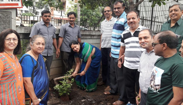 नागरिकांनी एकत्र येउन राज्य शासनाचे १३ कोटी वृक्ष लागवडीचे उद्दिष्ट साध्य करावे -नगरसेविका मंजुश्री खर्डेकर.