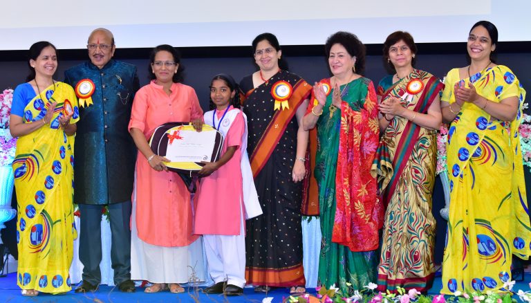 लीला पूनावाला फाउंडेशन द्वारा ३०० मुलींना शिष्यवृत्ती