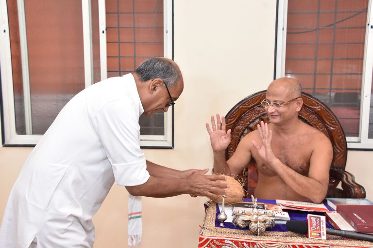 पुलकसागरजी महाराज यांचे कॉंग्रेस नेते दिग्विजयसिंग यांनी पुण्यात आशीर्वाद घेतले.