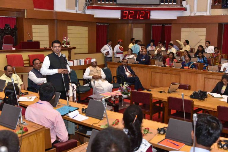 लोकशाही रुजविण्यासाठी तरुणांनी व्यवस्थेमध्ये सहभागी व्हावे  – मुख्यमंत्री देवेंद्र फडणवीस